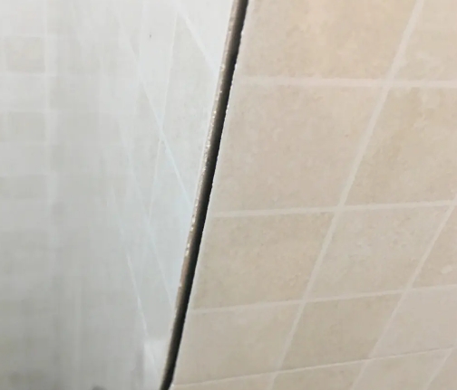 秦淮瓷砖空鼓维修公司分享阳台瓷砖脱落的修复过程可以分为以下几个步骤
