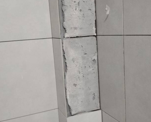 秦淮瓷砖空鼓维修公司分享下瓷砖施工前基层浇水润湿程度不足，可能导致以下问题